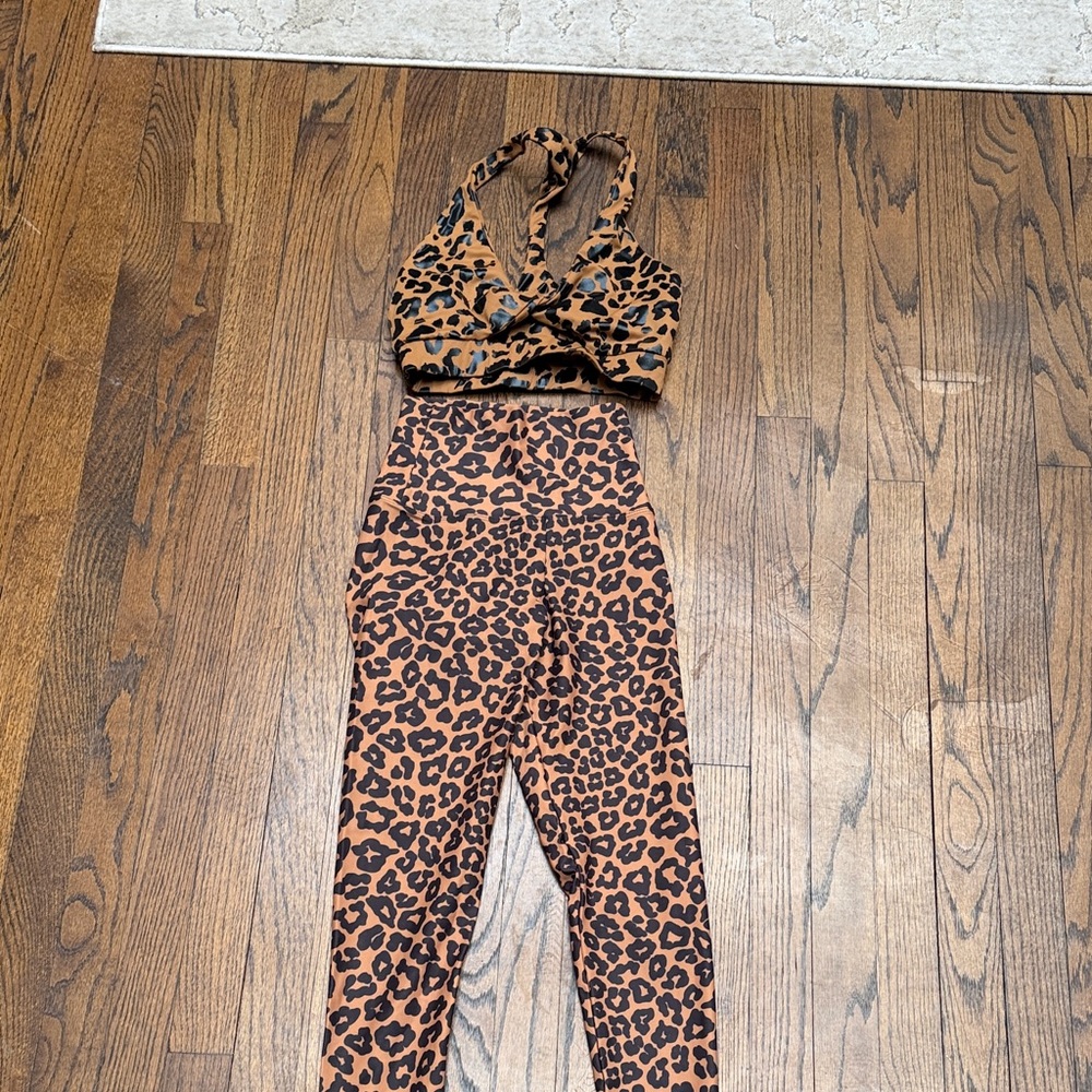 BEACH RIOT Leopard Print Women's leggings & sports bra set